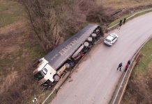 ŠLEPER SLETEO S PUTA I PREVRNUO SE U POTOK: Saobraćajka na starom putu Čačlak-Kraljevo (foto) sleper-sleteo-s-puta-i-prevrnuo-se-u-potok:-saobracajka-na-starom-putu-caclak-kraljevo-(foto)
