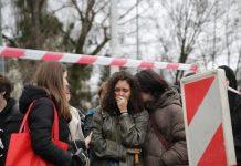 (VIDEO) Napeto na protestu u Sarajevu zbog tramvajske nesreće: Guranje sa policijom, premijer Kantona podneo ostavku (video)-napeto-na-protestu-u-sarajevu-zbog-tramvajske-nesrece:-guranje-sa-policijom,-premijer-kantona-podneo-ostavku