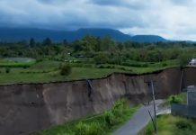 NEVEROVATNA POJAVA U INDONEZIJI: Pokriva skoro TRI HEKTARA, pomera se nekoliko metara u jednom danu i GUTA SVE PRED SOBOM! (VIDEO) neverovatna-pojava-u-indoneziji:-pokriva-skoro-tri-hektara,-pomera-se-nekoliko-metara-u-jednom-danu-i-guta-sve-pred-sobom!-(video)